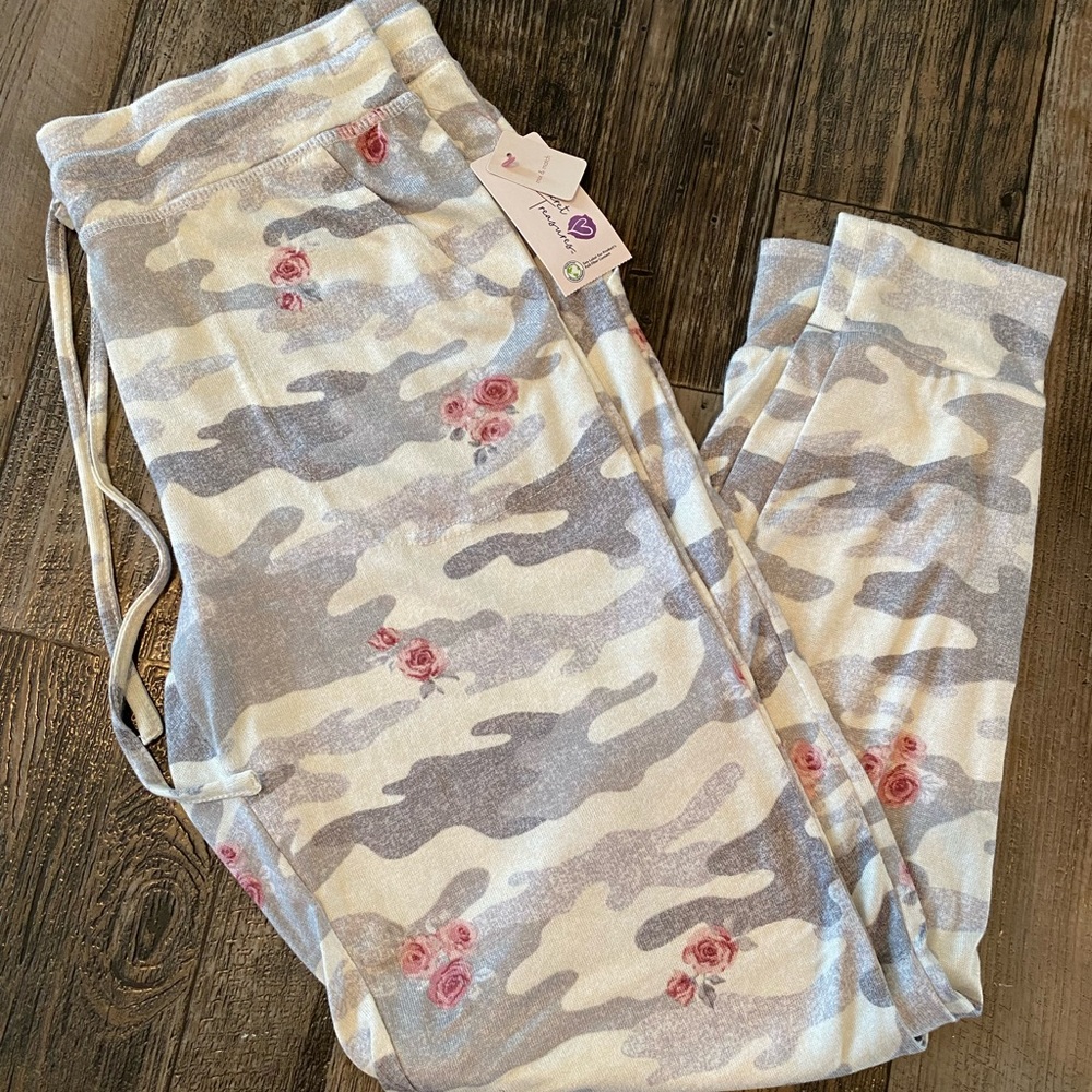 NWT Camo & Roses Super Soft Jogger Pants with Pockets